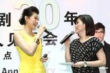 组图：胡杏儿马国明新加坡交流开心互动