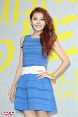 组图：陶妍霖低温大雨秀美腿 舞台上热力开唱