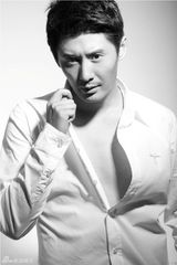 组图：张天其拍黑白写真 诠释质感型男