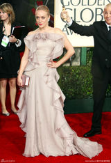 高清组图：克洛伊-塞维尼荷叶边礼服充满膨胀感 