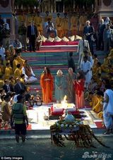 组图:查尔斯夫妇恒河参加宗教仪式戴花环秀恩爱