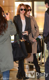 组图：韩团T-ara赴京会歌迷现身机场挥手问候