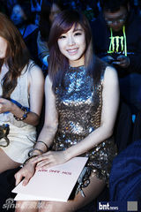 组图：韩星朴信惠与少时秀英等亮相首尔时装周