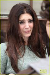 组图：打雷姐伦敦电台宣传 秋装素雅眼线撩人