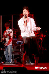 组图：黄家强为灾区同胞默哀 将在世博即兴表演 