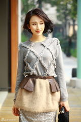 组图：张俪拍温暖冬日街拍  毛衣混搭秀女人味