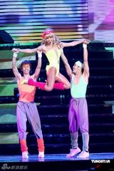 幻灯组图：李玟个唱玩变装秀 浴池上演“贵妃醉酒”