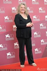 组图：《弗兰克的夏天》发布 导演满脸胡渣亮相