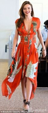 组图：米兰达深V裙酥胸半露 甜笑挥手电力十足