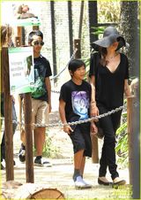 组图：朱莉皮特携孩子们游玩 一家八口声势浩大