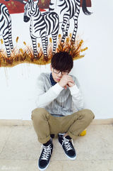 组图：胡夏冬日休闲写真 衬衫领结卖萌