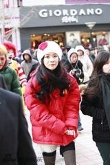幻灯图：霍思燕亮相寒冬闹市 红衣绒帽甜美可爱
