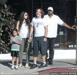 组图：杰克逊长子与女友逛街 见狗仔忙扮鬼脸