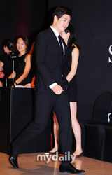 组图：韩星林秀晶刘志泰携手出席化妆品新品发布会