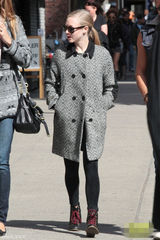 组图：阿曼达-塞弗里德外出散步 表情诡异与狗狗撞脸