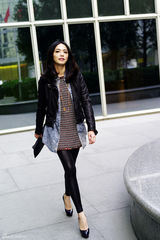 高清图：姚晨街拍照潮范十足 斜纹软呢裙创意百搭