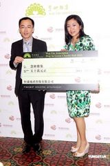 高清：曹敏莉配求婚钻戒示人 直言婚礼从简尚未筹备