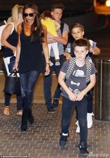 组图：贝嫂返家显疲惫 大儿子替母照顾小七