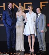 组图：《饥饿2》首映 劳伦斯西装裙短发利落