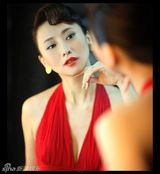 高清图：翁虹优雅红裙写真  解读“女人四十”风情