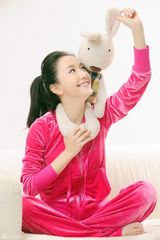 组图：李倩休闲写真曝光 俏皮可爱迷人随性