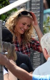 幻灯：卡梅隆-迪亚兹新片热拍 露脐装热裤秀身材