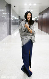 组图：IT GIRL陈燃蓝色长裙简约亮相 诠释自然时尚