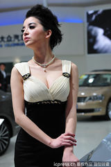组图：2012性感车模大盘点 美乳飘香事业线抢眼