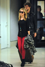 组图：阿什丽-提斯代尔和男友现身机场红裤抢眼