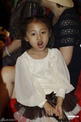 组图：雪村与妻子拍惊悚片 何静现身不受离婚影响