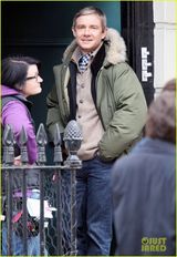 组图：卷福现身《夏洛克》片场标志风衣引围观