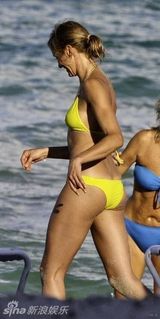 组图：卡麦隆-迪亚兹海边度假 比基尼秀结实腹肌