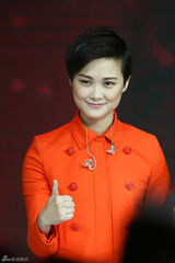 组图：李宇春亮相广州车展 橙色小套装热情开唱