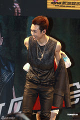 组图：王野发片秀肌肉 母亲带家常菜抵京支持