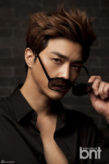 高清图：韩星金智勋拍写真 微露胸肌展致命诱惑