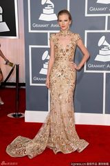 高清图：格莱美红毯泰勒-斯威夫特亮相俏丽可人