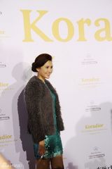 组图：吕夏应邀时装周看秀 小绿裙显娇俏