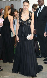 组图：杰西卡-阿尔芭低胸黑裙性感亮相