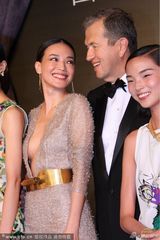 组图：舒淇性感捞金半球侧露 全程甜笑挽老总