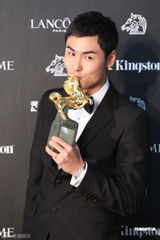 组图：金马赢家后台开心庆功 群星闪耀红地毯