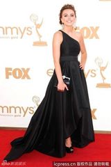 组图：艾美奖红毯 艾米-缇加登单肩黑色长裙