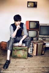 组图：李易峰登杂志封面 优质偶像显书卷气息