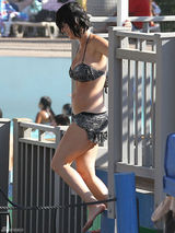组图：凯蒂-佩里戏水泳裤不慎滑落露丰臀