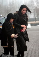 组图：赵薇独自出街觅食 风吹秀发抱臂御寒