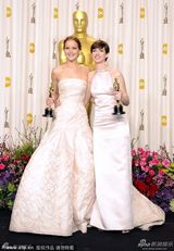 组图：奥斯卡后台海瑟薇圆梦落泪 李安拜年