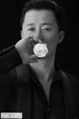 组图：谢楠黑裙神秘诱惑 与吴京亲密相拥