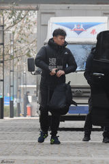 独家：文章带工人去公司搬家 亲自监工表情严肃