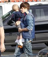 组图：比伯抱孩子有模有样 提前享受“亲子”时光