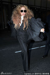 组图：Lady Gaga变母狮 另类泡泡袖西装抢镜