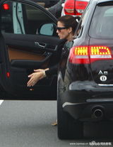 幻灯图：布洛克公路爱心大营救 行驶中救流浪狗